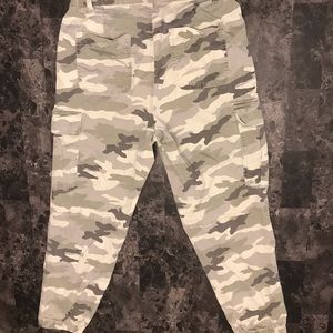 American Eagle Camo Capri NWOT